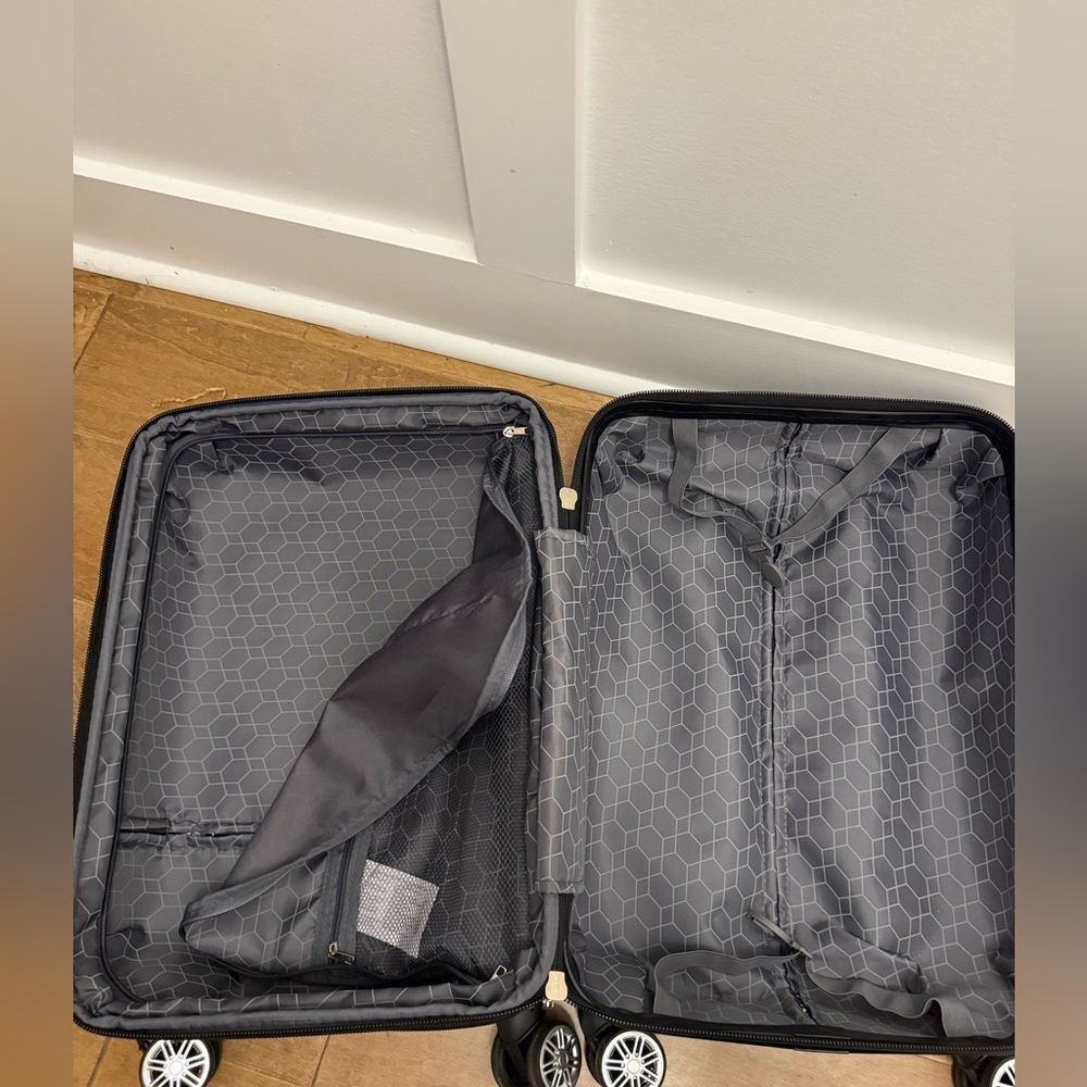 ALMOST NEW Madisson Varna 55cm suitcase - Picture 6 of 9